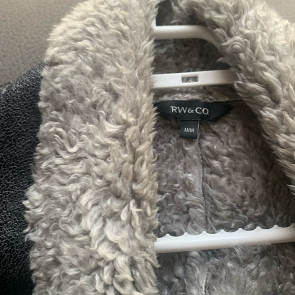 RW&CO Vegan leather vest with faux fur, US medium - Picture 3 of 5